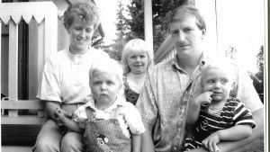Småningom kunde familjen Håkans återgå till ett normalt liv. Familjen Håkans i Korsholm.