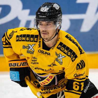 Miikka Pitkänen spelar ishockey.