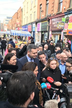 Partiledaren Mary Lou McDonald avrundande Sinn Féins kampanj i Dublin på torsdag. Mary Loud McDonald träffade press och väljare i Dublin på torsdag.