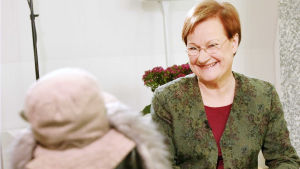 Ransu Karvakuono haastattelee tasavallan presidentti Tarja Halosta presidentin virka-asunnossa Mäntyniemessä lokakuussa 2004.