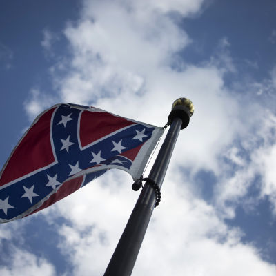 Sydstatsflaggan. I den amerikanska delstaten South Carolina vill guvernören sluta använda sydstatsfalaggan i officiella sammanhang - efter skjutningen i Charleston.