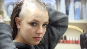 Bilden som blev förevigad som en av populärkulturens mest ikoniska ögonblick. Samtidigt också ett otroligt sorgligt ögonblick. En fallande stjärna på pophimlen. ikoniskt ögonblick då Britney Spears rakar av sig allt hår
