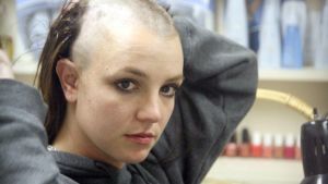 Bilden som blev förevigad som en av populärkulturens mest ikoniska ögonblick. Samtidigt också ett otroligt sorgligt ögonblick. En fallande stjärna på pophimlen. ikoniskt ögonblick då Britney Spears rakar av sig allt hår