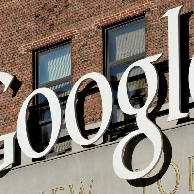 Stor skylt med texten Google utanför företagets kontor i New York.