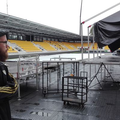 Seinäjoen uutta jalkapallostadionia valmistellaan suurkonserttia varten. Tapahtumakoordinaattori Pekka Hautala valvoo töitä.