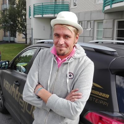 kalle Keskinen kadulla auton edessä