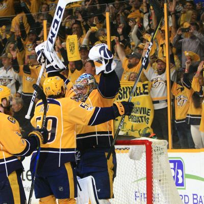 Pekka Rinne, Roman Josi ja Ryan Ellis tuulettavat voittoa.