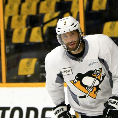 Matt Cullen hymyilee jäällä.