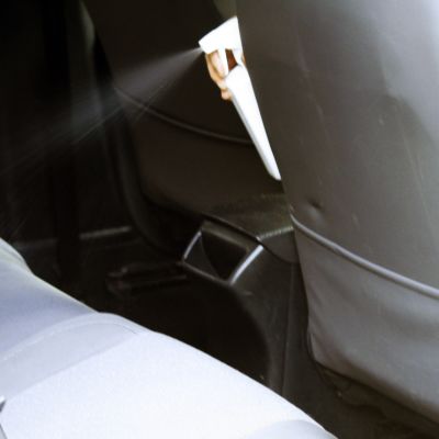 Auton sisätiloista voi yrittää poistaa epämiellyttäviä hajuja myös erilaisilla suihkeilla.