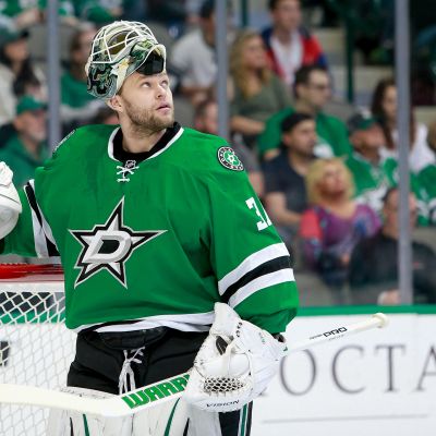 Antti Niemi katsoo tulostaululle.