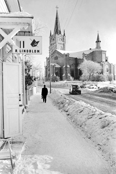 R. Lindbloms bokhandel och kyrkan vid Brandensteingatan i Lovisa. Fotade av Aatos Åkerblom.  