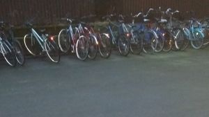 Bar mark i december. Otso Hultkrantz har fotograferat cyklar ställda i en cykelställning.