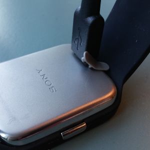 Sonyn lataussysteemi ei ollut testaajien mieleen. Sony SmartWatch 3:n latausjohto kiinni kellossa.