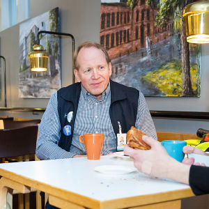 Kirjastopedagogi Timopekka Sillantaus on auttanut Mikkoa kuukausien ajan. "Minua on motivoinut tehdä oma yhteiskunnallinen siivuni. Sanoin Mikolle, että tämä ei ole yksin sinun taistelusi." Kirjastopedagogi Timopekka Sillantaus kahvilla Mikko Huttusen kanssa.
