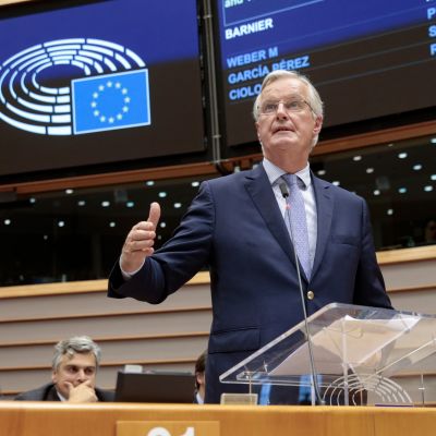 Euroopan komission puheenjohtaja Jean-Claude Juncker ja brexit-neuvottelija Michel Barnier Euroopan parlamentissa.