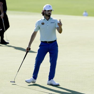 Abraham Ancer pitää palloa kädessään.
