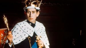 Även i verkligheten uttryckte prins Charles sympatier för Wales och walesarna. Trots oroligheter under ceremonin då han installerades som prinsen av Wales trodde han på dialog med de nationalistiska krafterna. Prins Charles i juli 1969