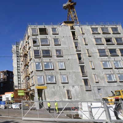 Byggarbetsplasts i Helsingfors där en person omkom och en skadades. 