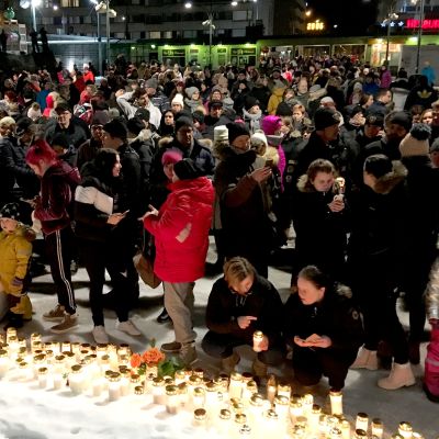 Särkyneiden sydänten ilta - porilaiset surivat Olli Lindholmia