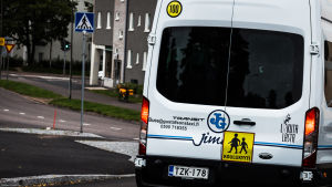 Skoltaxibilar som också fungerar som invataxi torde vara befriade från direktivet. Arkivbild. Bil för transport av skolelever
