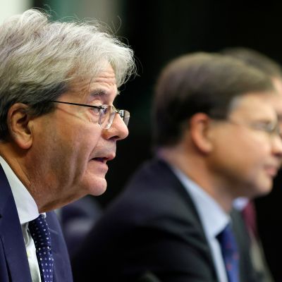 Lähikuvassa Gentiloni, taustalla Dombrovskis