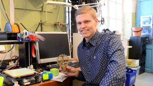 Teknikföreningens logo är gjord med 3D-printern. Det tog 12,5 timmar att printa ut den. Thomas Höglund med Teknikföreningens logo, som han printat ut med 3D-skrivare.