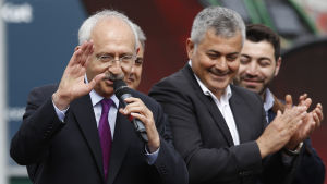 CHP:s ordförande Kemal Kılıçdaroğlu var Nej-kampanjens främsta språkrör. Han har lovat att partiet använder varje laglig väg för att försöka ogiltigförklara omröstningen då partiet och många turkar anser att den gick felaktigt till. Oppositionsledaren Kemal Kilicdaroglu talar i en mikrofon och vinkar åt sina anhängare.