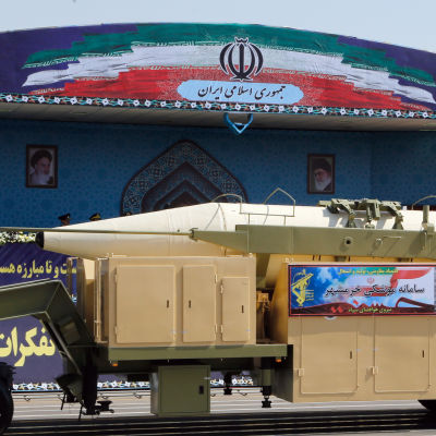 En missil på ett lastbilsflak i Iran.