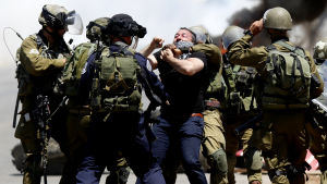 Israeliska soldater griper en palestinier som på fredagen demonstrerade för de hungerstrejkande fångarna i byn Beita, nära Nablus på Västbanken Israeliska soldater griper en palestinier som på fredagen demonstrerade för de hungerstrejkande fångarna i byn Beita, nära Nablus på Västbanken