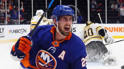 Brock Nelson gör mål på Tuukka Rask och firar sitt mål.