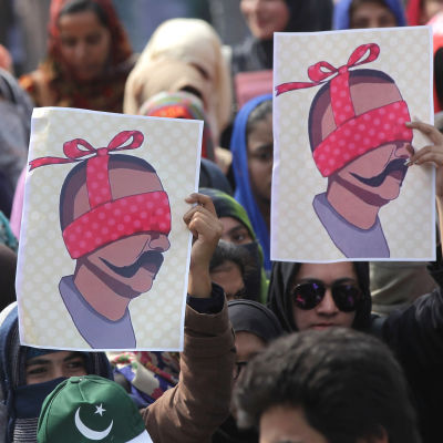 Pakistanska demonstranter ropade anti-indiska slagord och höll upp tecknade bilder på den tillfångatagna indiska piloten under en demonstration i Lahore på torsdagen 28.2.