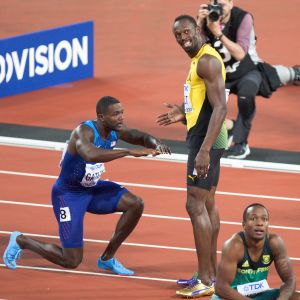 Efter segern hyllade segraren Justin Gatlin bronsmedaljören Usain Bolt. Efter segern hyllade segraren Justin Gatlin bronsmedaljören Usain Bolt.