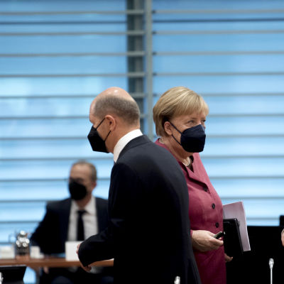 Olaf Schulz ja Angela Merkel.