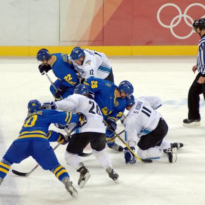 Saku Koivu aloituksessa Torinon olympiafinaalissa