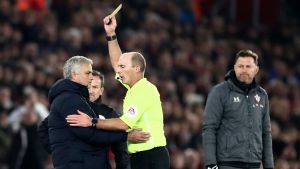 Jose Mourinho accepterade sitt gula kort. Jose Mourinho klappar om samtidigt som han får ett gult kort.