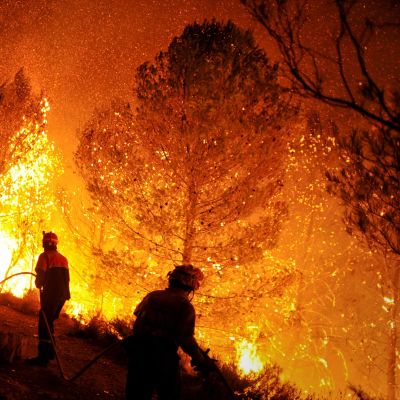 Espanjalaiset palomiehet sammuttanassa roihuavaa metsää Torre de Macanesissa.