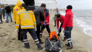 Turkiska räddningsarbetare bärgar en flykting som omkom i Medelhavet i december. 5 000 asylsökande kom till Grekland under årets första vecka Turkiska räddningsarbetare bärgar en flykting som omkom i Medelhavet i december. Tiotusentals asylsökande tog sig över till Grekland i december trots kyligt väder.