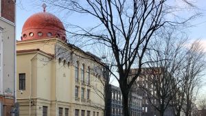 Helsingfors synagoga. Judiska synagogan i Helsingfors, med polisbil på vakt.