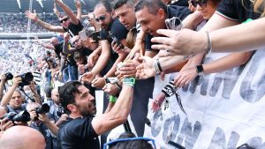 Gianluigi Buffon tar avsked av publiken. Gianluigi Buffon tar avsked av publiken.