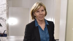 Justitieminister Anna-Maja Henriksson har kritiserats av Fängelsetjänstemannaförbundet för att inte ha tagit det ökade våldet i fängelserna på allvar. Anna-Maja Henriksson.