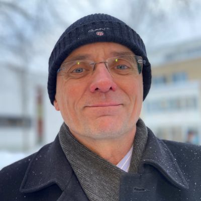 Mikkelin kaupunginjohtaja Timo Halonen kaupungintalon sisäpihalla.