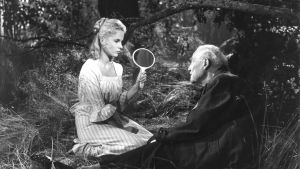 Spegel, spegel i handen där. Smultronstället visas på Yle Fem Teema den 14.7. Svartvit bild av Bibi Andersson och Victor Sjöström i en somrig skog.