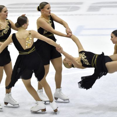 Muodostelmaluistelun joukkue Helsinki Rockettes taitoluistelun ja muodostelmaluistselun kansallisessa kilpailussa Helsingissä 28. helmikuuta 2021.