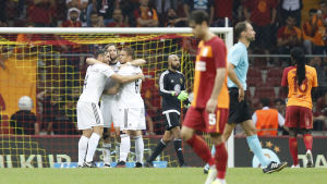 Spelare i Östersund kramar om varandra efter kvalsegern mot Galatasaray.