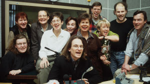 Redaktionen i den regionala morgonen i Vega år 1998. Borgåredaktionen i december 1998.