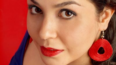 Porträtt av Özlem Bulut, turkisk sångerska