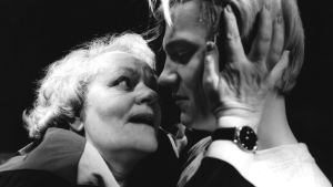 Eila Roine (Madame) syleilee Turkka Mastomäkeä (filosofi Pekka Himanen) Jouko Turkan näytelmässä Rakkaita pettymyksiä rakkaudessa (TTT, 1996). Eila Roine ja Turkka Mastomäki Jouko Turkan näytelmässä Rakkaita pettymyksiä rakkaudessa, jota esitettiin Tampereen työväen teatterissa.