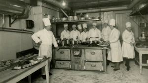 Köksmästare Hanzig och hans personal i restaurang Königs kök år 1936. Köksmästare Hanzig med personal i restaurang Königs kök, Helsingfors, 1936.