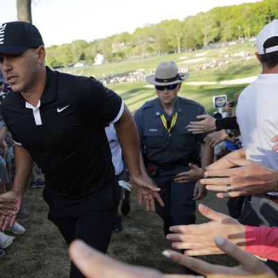 Brooks Koepka tervehtii faneja.
