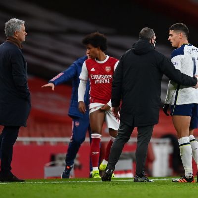 Tottenhamille komean maalin tehnyt Erik Lamela poistuu kentältä punaisen kortin takia.